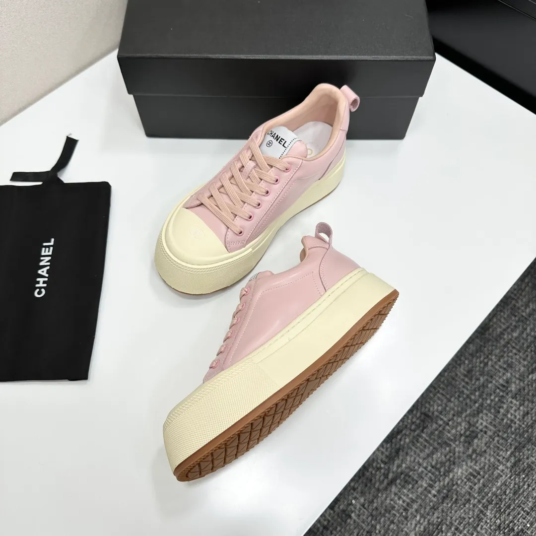 👟👟Ex-factory price 560👟👟Chanel Panda Shoes! 2025 counter's top casual sports shoes. This classic design; the upper is electro-embroidered with a variety of techniques; the outsole is fashionable and sporty; the unusual inclusion of a variety of color matching elements... The diversified mix and match is very good-looking and versatile, and can be used for leisure, fashion, sports, and outdoor... ꫛꫀꪝ Go➫ Materials: ❶Upper made of: original imported first-layer silk cowhide + original waterproof cloth + original first-layer cowhide ❷Inner lining: Breathable mesh ❸ Outsole based on: original TPU combination outsole, full set of boutique packaging for women 35–41